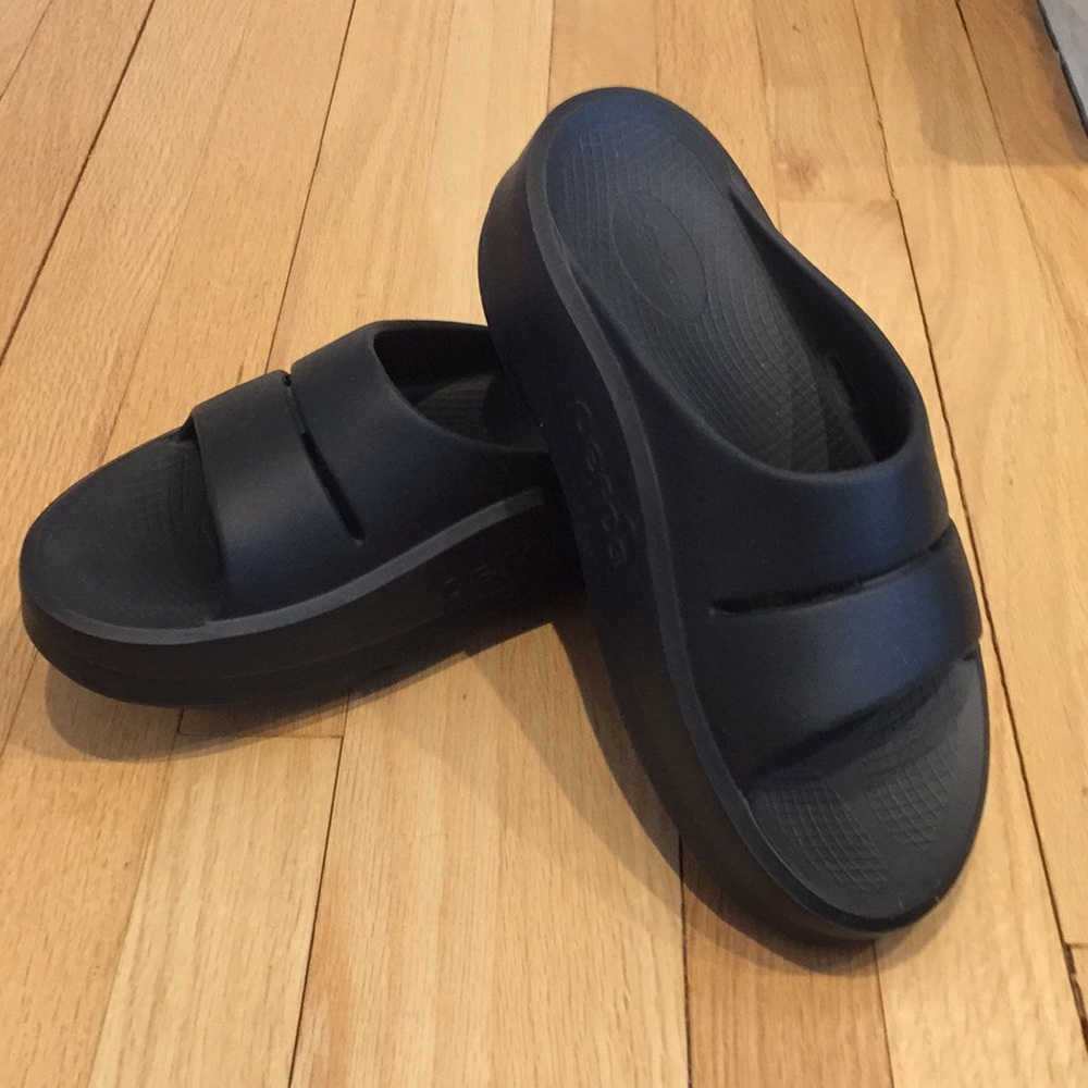 OOFOS OOMEGA OOAHH Slides - Black, Women’s size 10